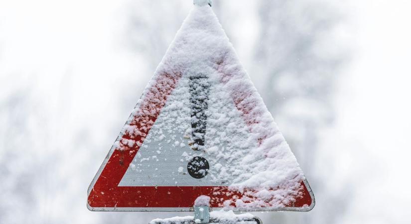 Életveszélyes mutatvány a 8-as főúton, ítéletidőben