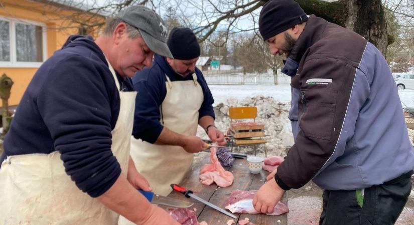 Nem csak munka volt: falusi ünneppé vált a disznóvágás Előszálláson (galériával, videóval)