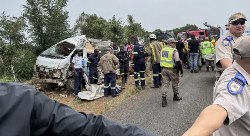 Brutális buszbaleset: frontálisan ütközött az iskolabusz, több diák életét vesztette