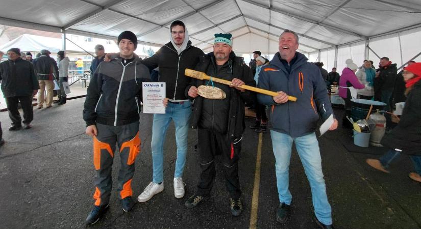Töpörtyűsütésben a legjobbak: egy évig birtokolhatják a Vándorfakanalat