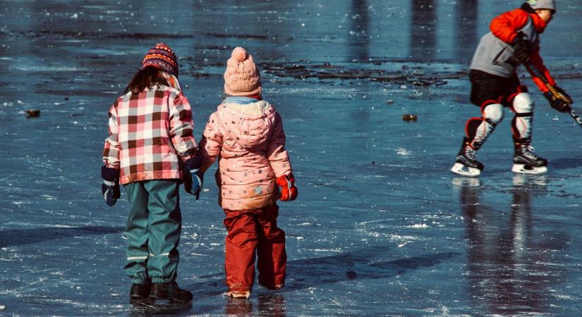 Majdnem tragédiával végődött a balatoni korcsolyázás, hajmeresztő videó is terjed