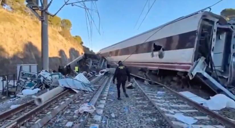 Drámai fotókon a spanyolországi vonatbaleset: 39-re emelkedett a halálos áldozatok száma