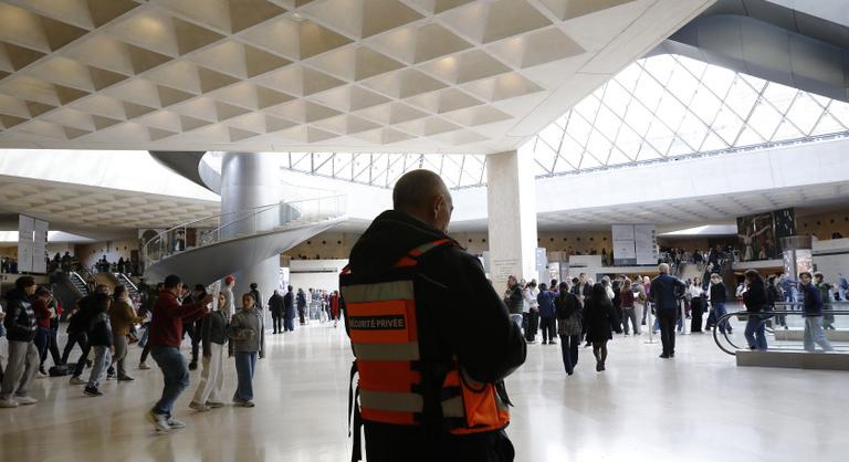 Videón a Louvre kirablása, a dolgozók tehetetlenül nézték a tetteseket