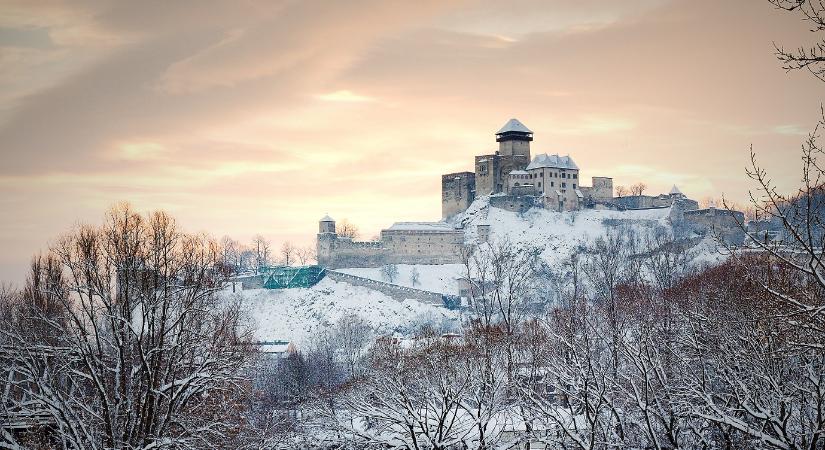 Folklór, humor, bábok és barátság egy pohárban
