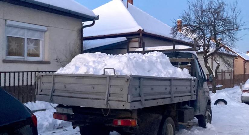 Az okos ember ilyenkor még az utcáról is a kertjébe lapátolja a havat