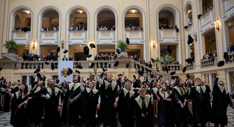 Átvették diplomáikat a Debreceni Egyetem Gazdaságtudományi Kar végzősei