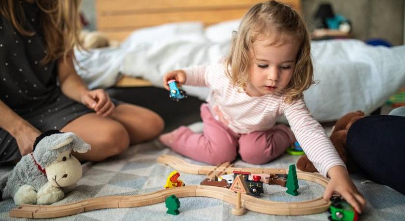 A te gyereked így ül? Ezért lehet baj belőle