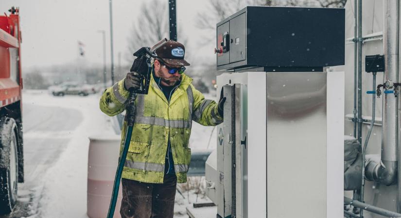 Rossz hír az autósoknak: emelkednek az üzemanyagárak