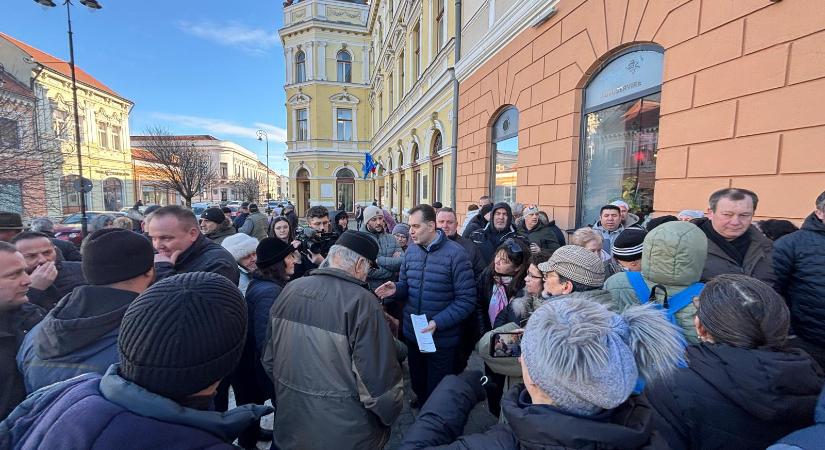 Forrnak az indulatok Sepsiszentgyörgyön: tüntetők és polgármester adóvitája az utcán (VIDEÓ)