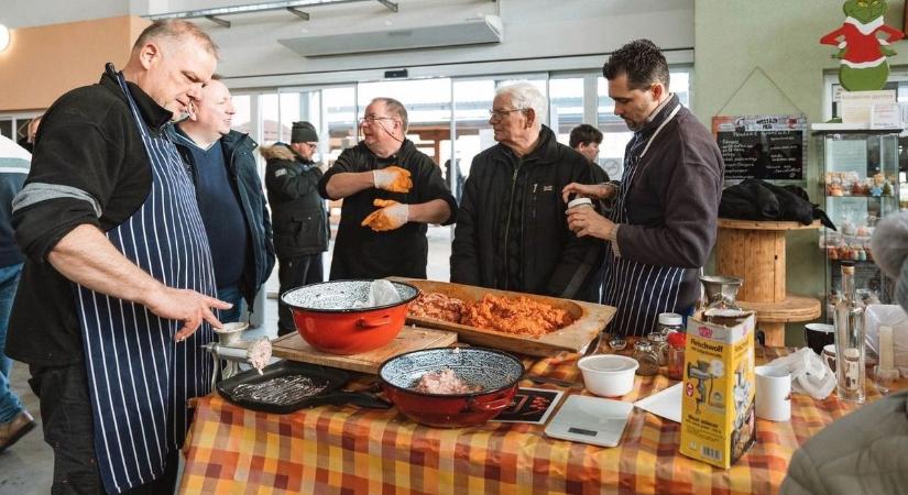 Disznóvágás, nevetés és több mint 100 adag finomság – így tarolta le Izsákot a Kolbászol Izsák! – fotók