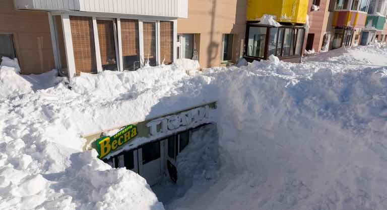 Ez nem mesterséges intelligencia, hanem a valóság: a harmadik emeletig áll a hó Oroszországban