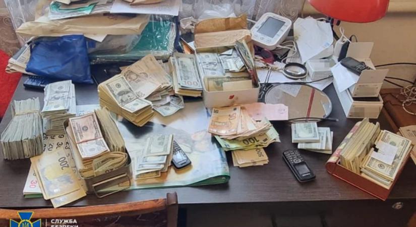 Az SZBU több mint 300 ezer dollárt talált egy Dnyipropetrovszk megyei katonai orvosi bizottság vezetőjénél