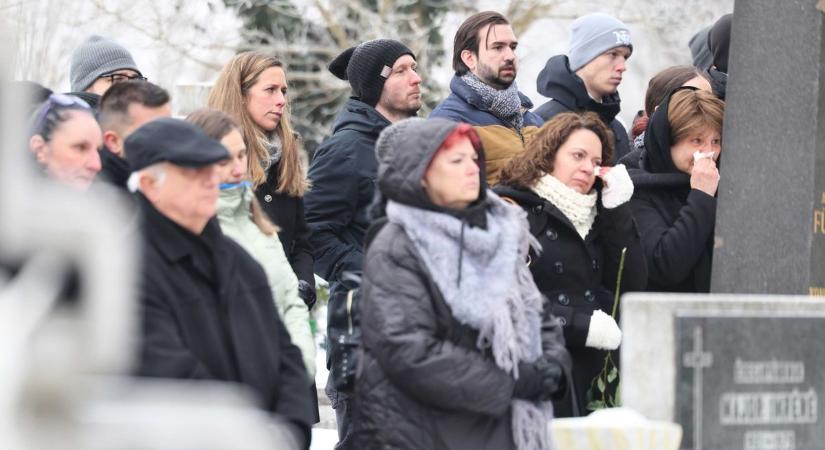 Végső búcsút vettek szeretett tanáruktól az egri Dobósok