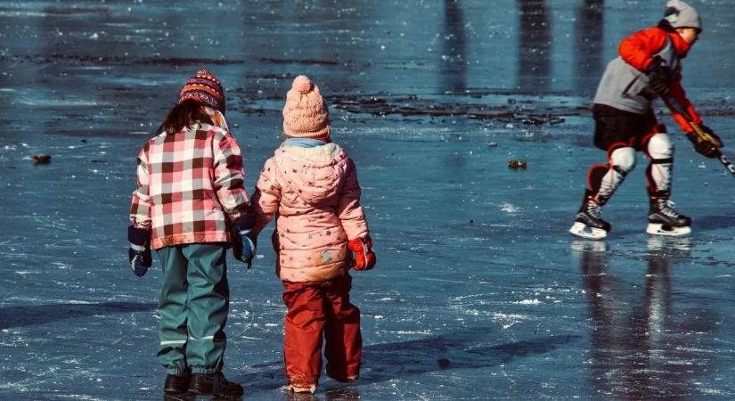 Beszakadt a jég egy gyerek alatt a Balatonon