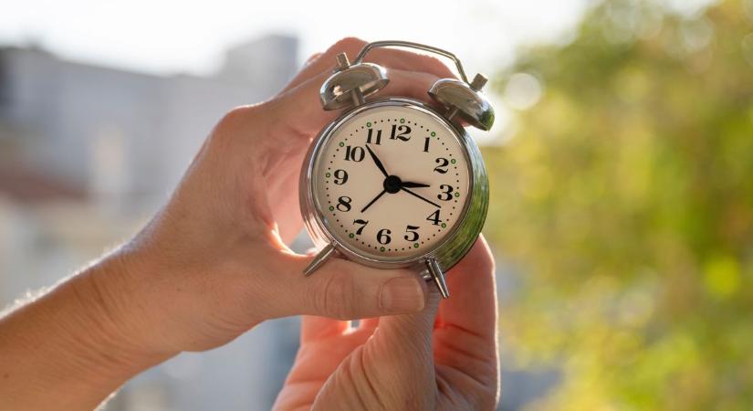 Mikor jön a tavasz 2026-ban, és miért marad velünk az óraátállítás?