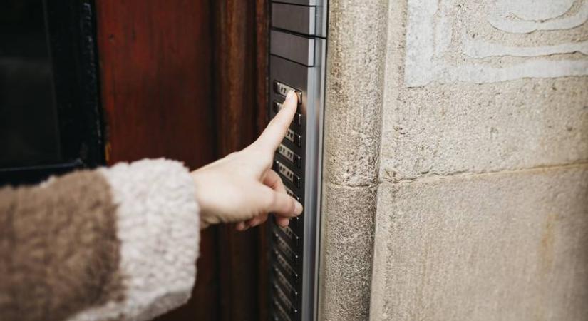 Megnyalta a kaputelefont az orosz kisfiú, majd ordítani kezdett: videón a nem mindennapi eset