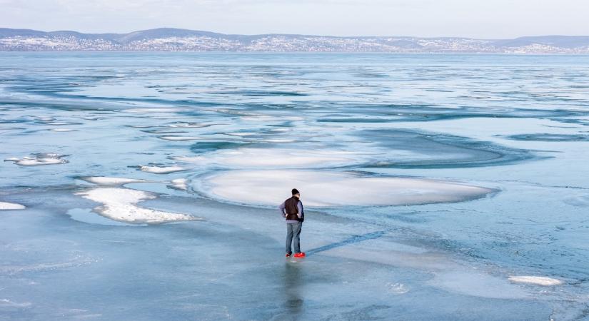 Beszakadt a jég egy kisgyermek alatt a Balatonnál