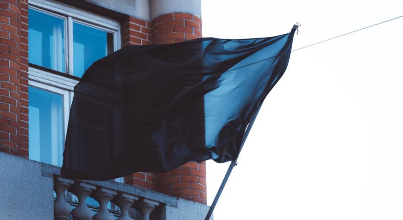 Kitűzték a fekete zászlót Egressy Mátyás, az eltűnt fiú iskolájára