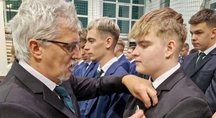 Feltűzték a végzős diákok szalagját a csornai Csukás-iskolában, műsort is adtak a fiatalok