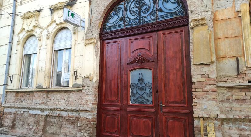 Városi támogatással újult meg a belváros legelkopottabb épülete kapuja