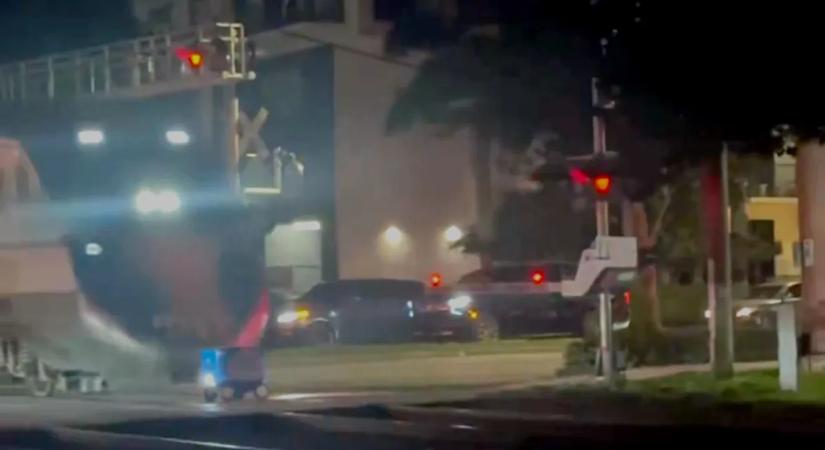 Ez történik, mikor elgázolja a vonat az ételszállító robotot