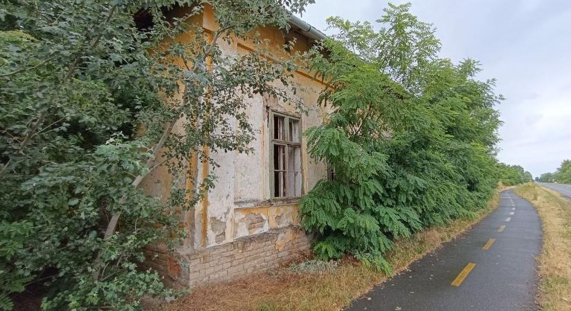 URBEX-kaland: piacra került az egykori tanyai iskola – galériával