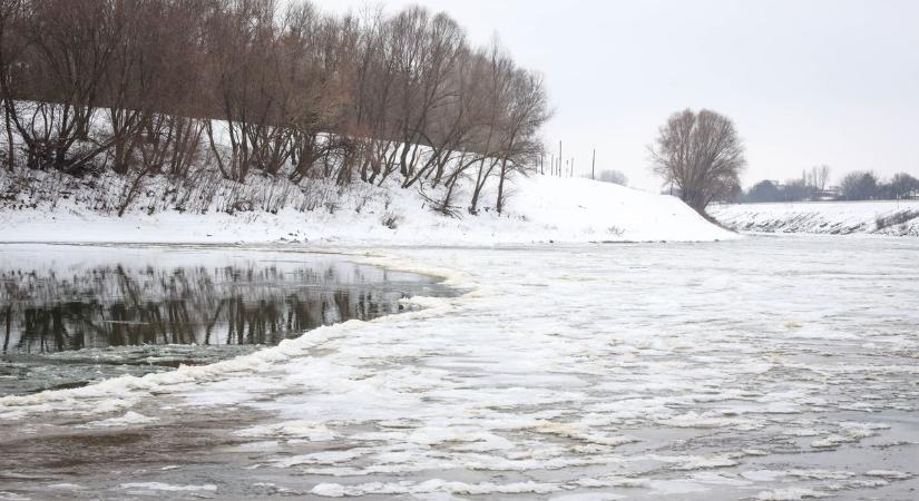 Évek óta senki nem látott ilyet, hétfő reggel tűnt fel Szolnoknál a Tiszán – videóval, galériával