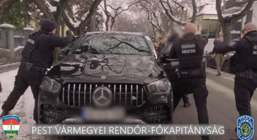 A Mercedeséből rángatták ki a rendőrök a több százmilliós telkekkel seftelő lakásmaffiózót