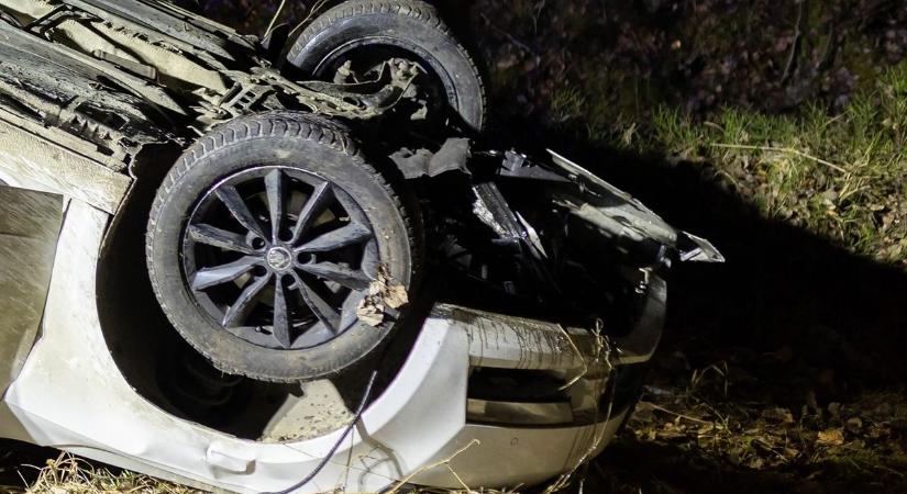 Árokba hajtott egy autó Töltéstava határában