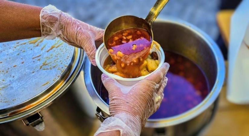 Meleg ételt osztanak Dunaújvárosban, ruhákat, tartós élelmiszereket is gyűjtenek