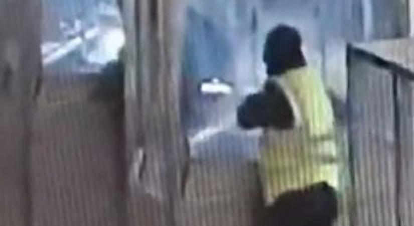 Hajmeresztő felvételek kerültek elő: most már bárki végignézheti, ahogy négy perc alatt kirabolják a világ egyik leglátogatottabb múzeumát (VIDEÓ)