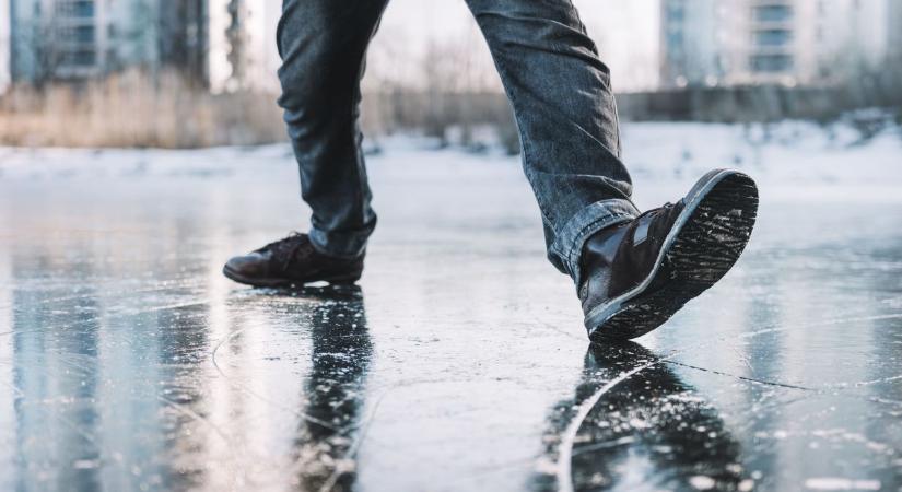 Ki a felelős, ha elesünk egy gyorsétterem parkolójában a csúszós úton? Utánajártunk!