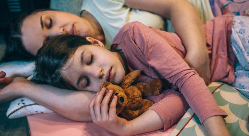 Pszichológia szerint így hat a gyermekre, ha a szüleivel alszik