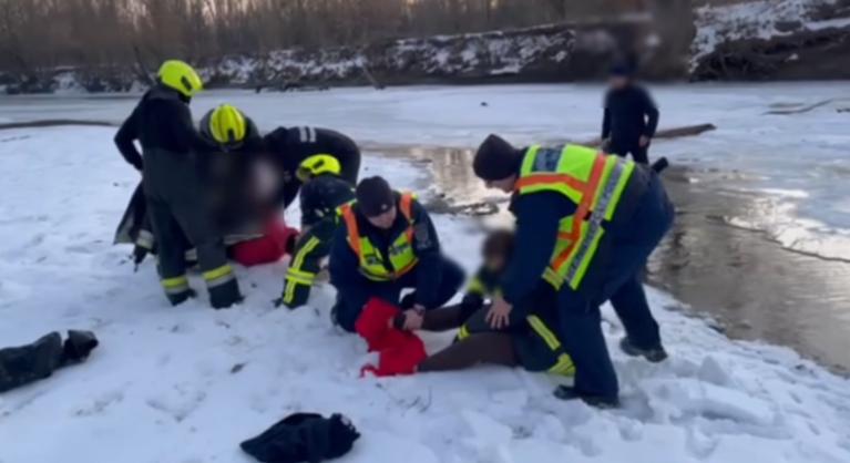 Drámai videót tett közzé a rendőrség a jeges Ipolyból kimentett lányokról