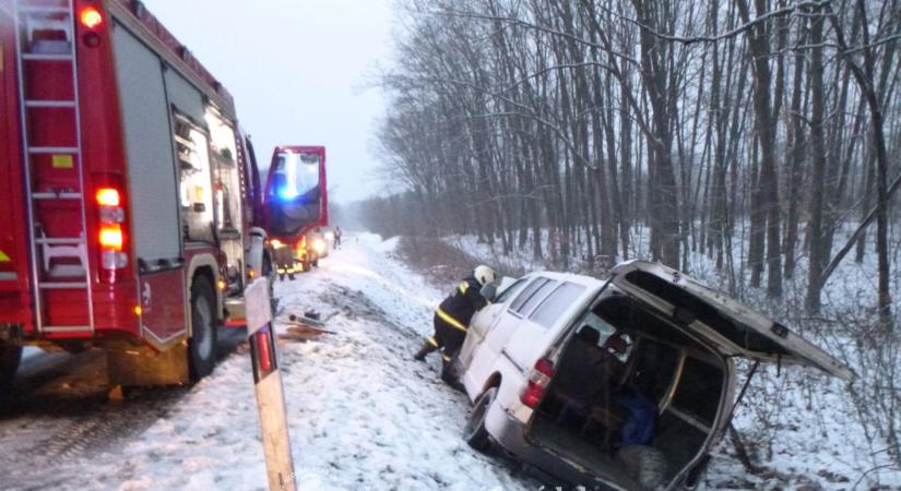 Árokba csapódott egy autó a 68-as főúton Szenyérnél