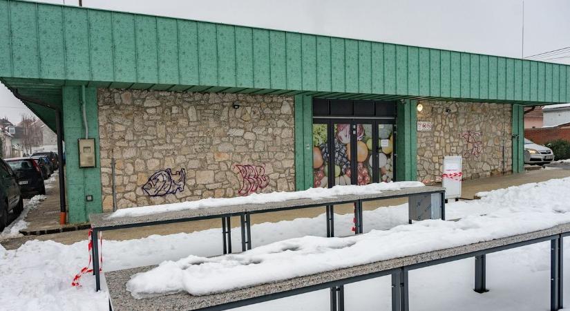 Vandálok rongálták meg a tapolcai piaccsarnokot: pénzjutalmat ajánlott fel a polgármester