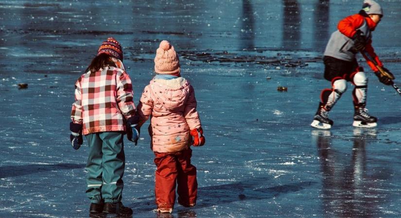 Beszakadt egy gyermek alatt a jeges Balaton