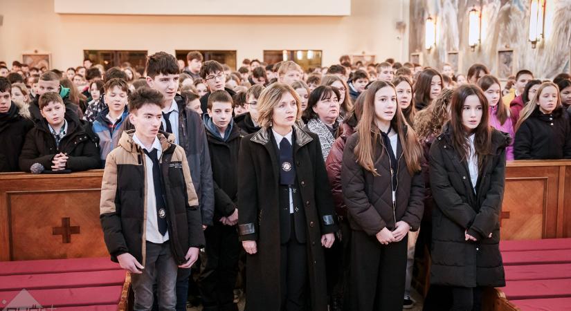 Több száz Kölcseys diák szavalta a Himnuszt