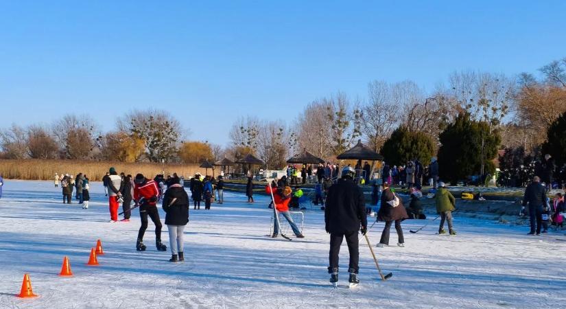 A Balaton jegén csaptak össze a hokisok a hétvégén