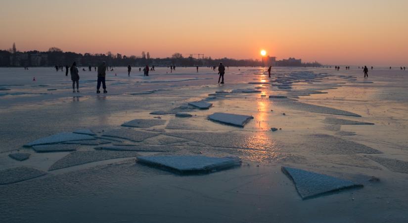 Vastagszik a jég a Balatonon, de rianások még bárhol előfordulhatnak
