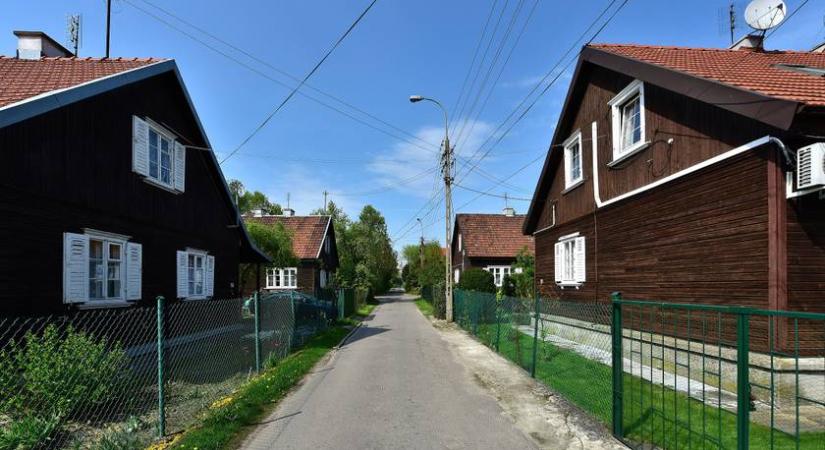 Ezen a lakótelepen megállt az idő: a titokzatos faházakban ma is élnek a város közepén