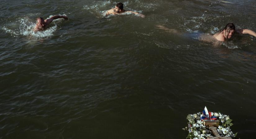 A szent keresztért úsztak Törökbecsén (Galéria)