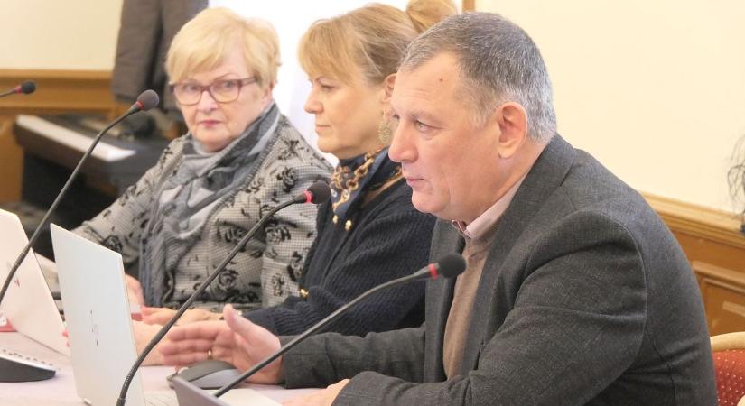 Rendkívüli ülést hívtak össze Abonyban, miután kiderült, meg kell védeni a város egy részét