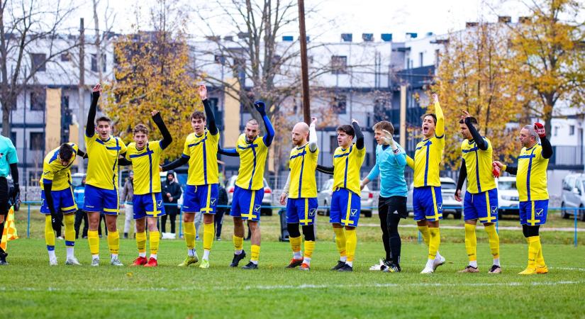 Eltűnhet egy magyar focipálya, a helyiek tiltakoznak