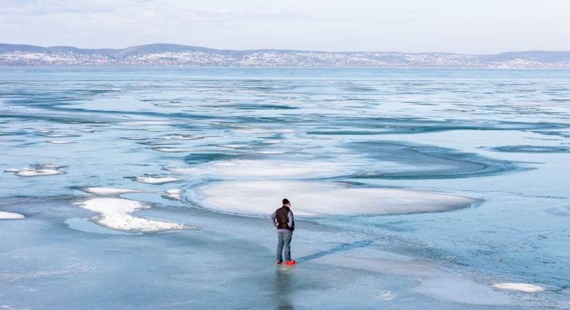 Életveszélyes kaland: gyermekeket mentettek ki a jeges vízből a Balatonnál