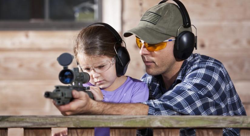 Budapesten is járt a csoport, akik négyéves gyerekeket tanítanak fegyverrel lőni