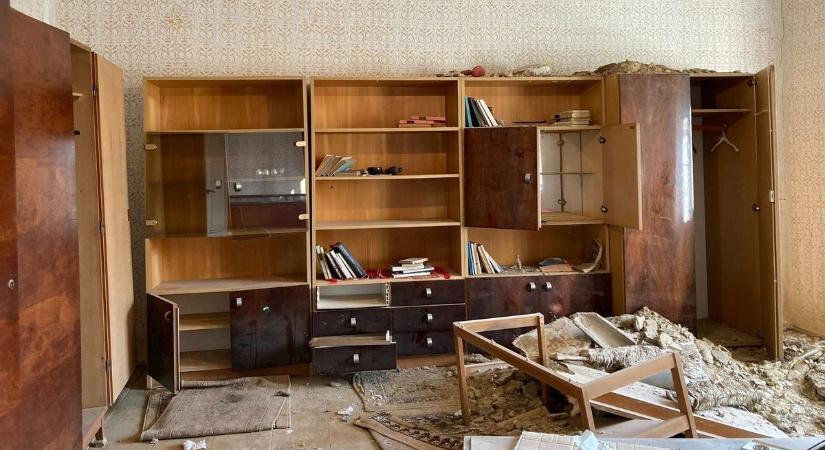 Egy ház, ahonnan mindenki eltűnt – fotókon a pusztulás nyomai