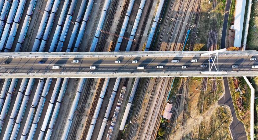 Legkevesebb 13 gyermek halt meg egy iskolabusz-balesetben