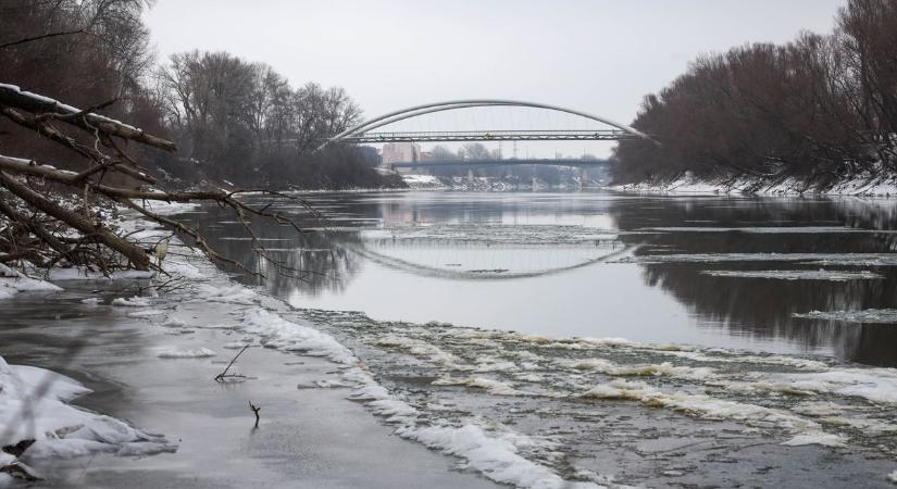 Évek óta nem látott jelenség a Tiszán – hatalmas jégtáblák gyűlnek a folyón