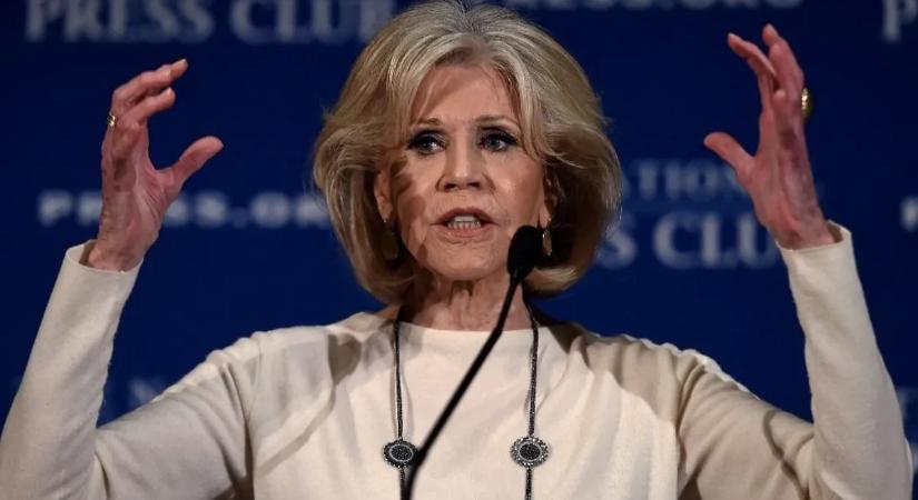 Mi történt Jane Fondával? Kerekesszékben kapták lencsevégre a repülőtéren